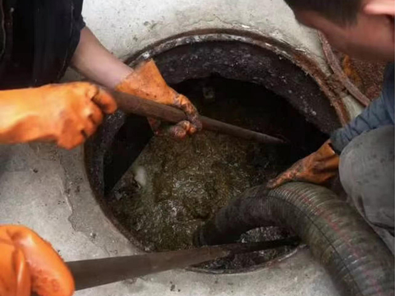 毛嘴镇清理化粪池时如何避免沼气的危害？